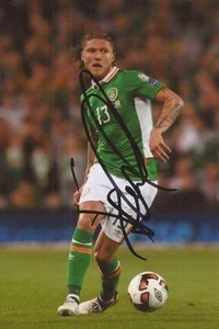 IRLANDA Y NEWCASTLE: FOTO DE ACCIÓN 6x4 firmada por Jeff Hendrick + certificado de autenticidad - Imagen 1 de 1