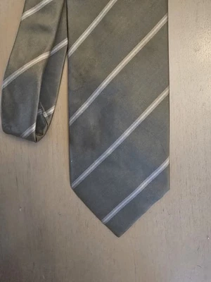 Corbata de la marca del hombre de hoy, concretamente una corbata gris a rayas hecha de seda Foto 1 de 3