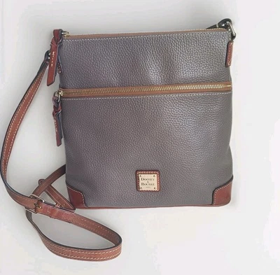 Bolso Bandolera Dooney & Bourke Grano Guijarro Marrón Tostado Doble Bolsillo Foto 1 de 4