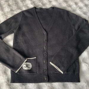 CHANEL Uniform Strickjacke Gr. 38 schwarz CC Logo Shop Uniform Top Zustand - Bild 1 von 6
