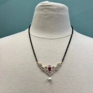 18 Zoll elegante schwarze Perlenkette mit einzigartigen Anhängern - Statement Stück - Bild 1 von 7