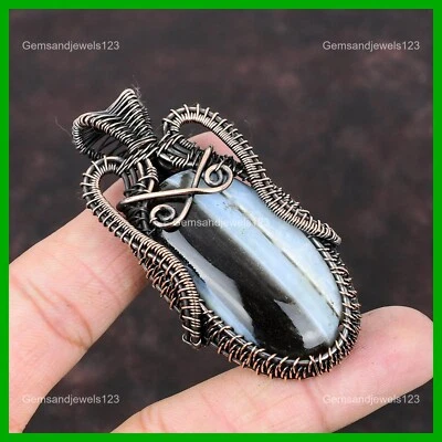 Colgante de aniversario de boda envuelto en alambre de piedra de ópalo azul Owyhee ovalado de cobre Foto 1 de 4