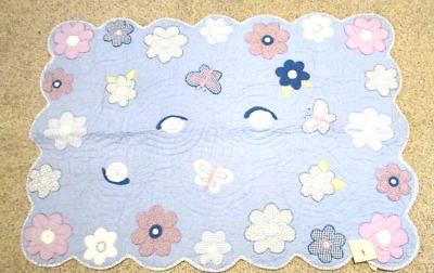 NEW Pottery Barn Kids Baby Crib Toddler Quilt Scalloped Garden Flowers Snail - Imagem 1 de 4