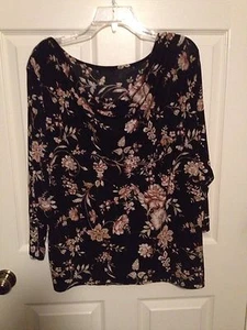 Blusa Pullover Dorada Floral Sobre Negra Tejida Elástica Cuello Barco Talla Grande 1Xl - Imagen 1 de 4
