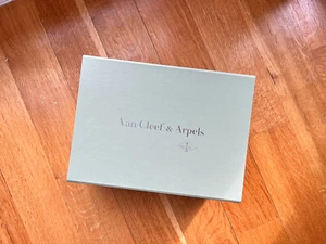 Echte authentische Van Cleef & Arpels große Schmuck Geschenkbox mit Band - Bild 1 von 6