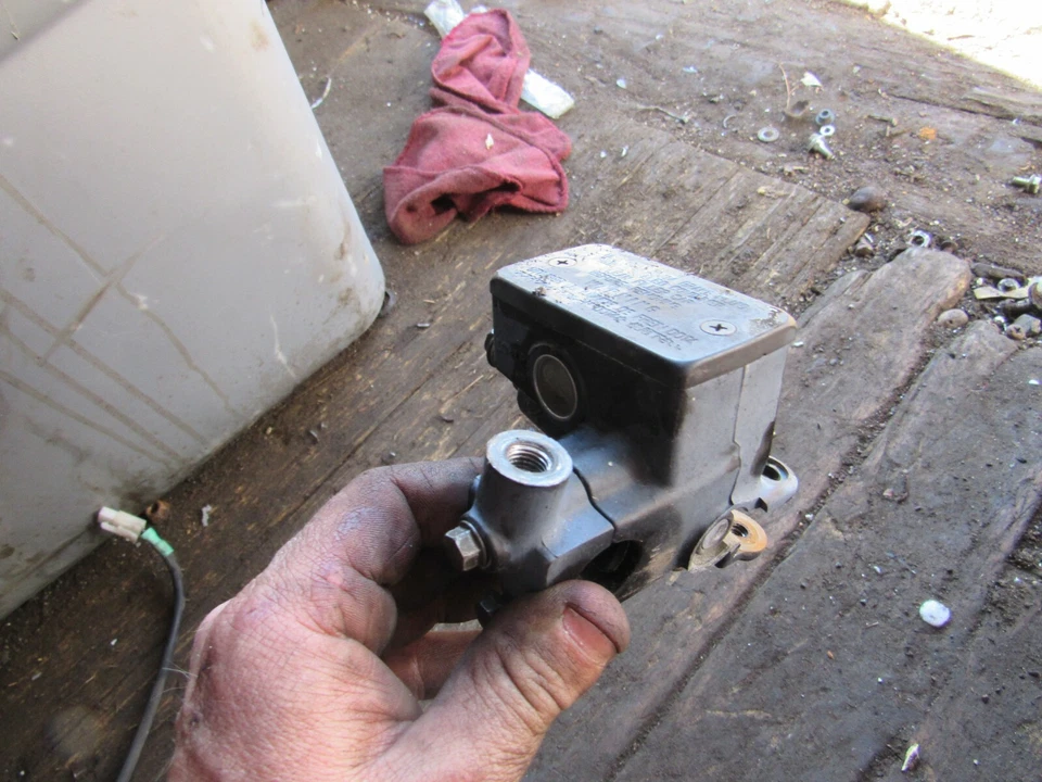 Suzuki GSF1200 Bandit S 2000 freno delantero cilindro maestro Foto 1 de 1