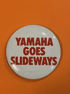 Oldtimer Yamaha Schneemobil Motorrad fährt gleitend Werbung Pin Button - Bild 1 von 12