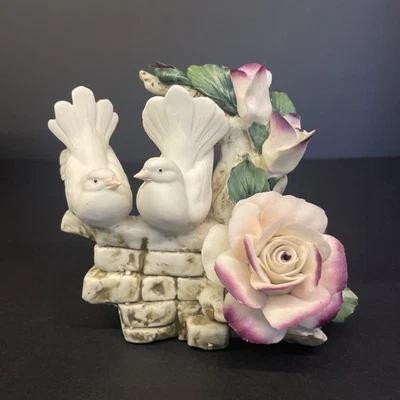 Rama de flores vintage Capodimonte dos palomas agapornis  Foto 1 de 4