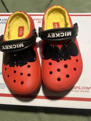 Crocs Unissex-Criança Clássica Forrada Tamancos Disney, Mickey com 2 JibbitzTamanho Júnior 2 - Imagem 1 de 4