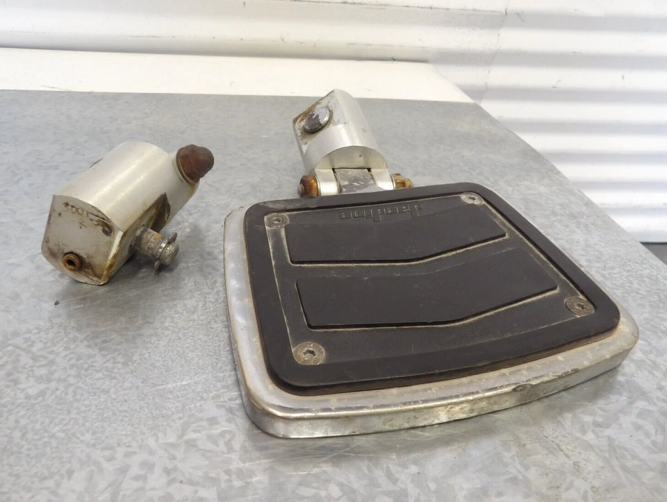 06-23 Kawasaki Vulcan Classic VN900 Jardín tablero de piso izquierdo con soporte derecho Foto 1 de 4