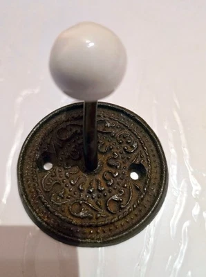 Alter Garderobenhaken - Keramikkopf/Gusseisenhalterung - Bild 1 von 4