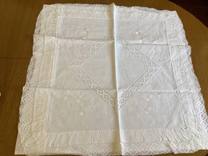 altes tolles Paradekissen Zierkissen weiß Leinen mit Häkelbordüre und Stickerei - Bild 1 von 5