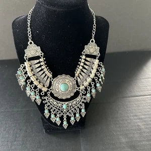 Blue & Silver Tone Bib Statement Boho Necklace and a Silver Tone Chaps Necklace - Bild 1 von 21