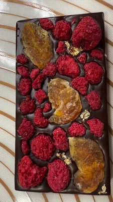 Темный шоколадный батончик какао упакован с мандарином малиной съедобным золотом 100 г. - Изображение 1 из 4