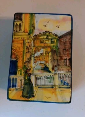 Подписанный Guerrieri Murano Италии безделушка коробка леди зеленый платье уличная сцена керамика - Изображение 1 из 4