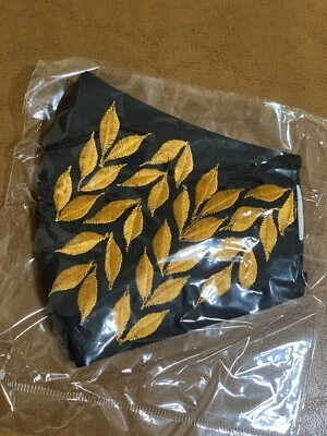 Mascarilla Mexicana Mujer Hoja Dorada Bordada Tela Negra Doble Capa Foto 1 de 4