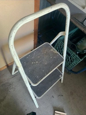 Taburete plegable vintage de 2 peldaños plata 28" H peldaños de plástico marco de metal en muy buena condición Foto 1 de 2