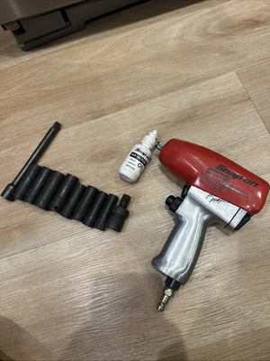 SNAP-ON TOOLS IM31 3/8" DRIVE PNEUMATIC IMPACT WRENCH REVERSIBLE W/ SOCKET SET!! - Image 1 of 4