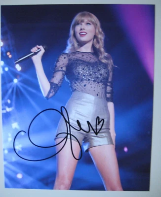 Taylor Swift Reputation Photo Autographed 8 x 10 Signed w/coa heart - Image 1 of 2