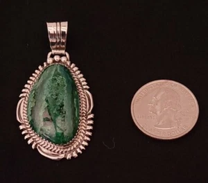 NAVAJO STERLING SILVER OVAL PENDANT WITH BEAUTIFUL MALACHITE STONE - Picture 1 of 5