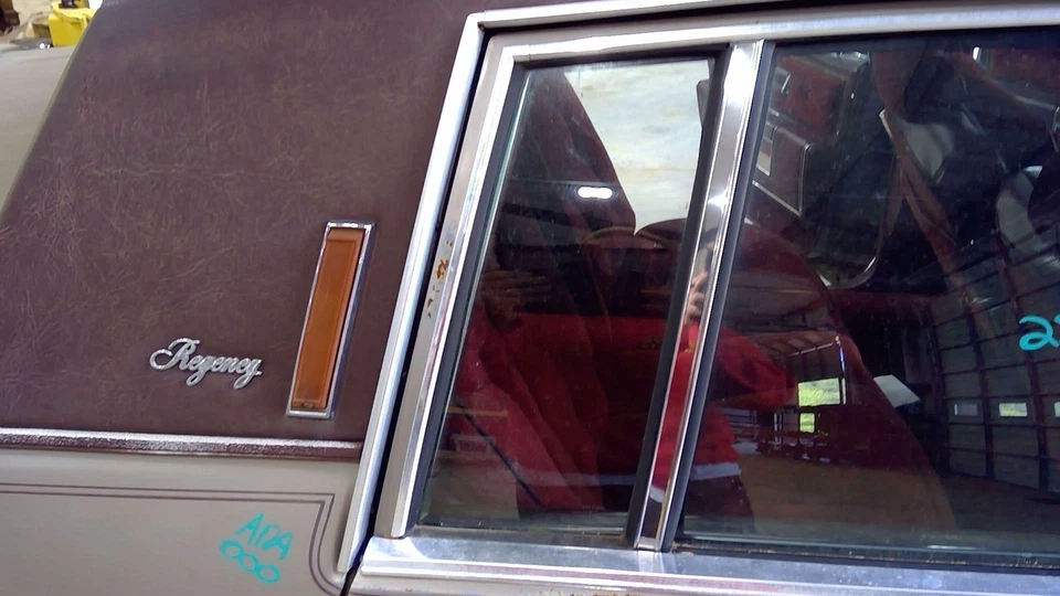 Vidrio de ventilación de puerta trasera GM para Deville Park Ave Ninety Eight lado derecho del pasajero Foto 1 de 2