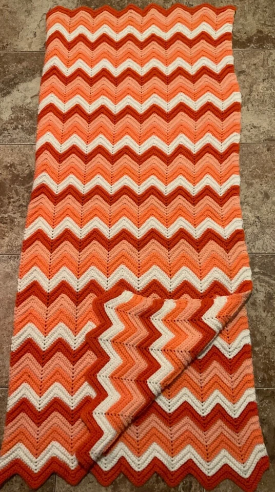 MANTA AFGANA VINTAGE GANCHILLO A MANO CHEVRON (65” L X 56” W) NARANJA Foto 1 de 4