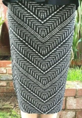 Saia Midi Reta Matty M Pequena Malha Macia Forrada Pull-On Estampa Preto e Branco - Imagem 1 de 4