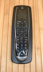Akumulatorowy pilot Logitech Harmony 900 z kolorowym ekranem dotykowym - Zdjęcie 1 z 10