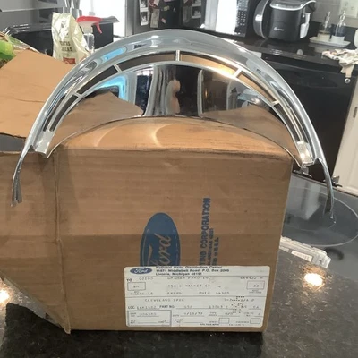 Nuevo de Lote Antiguo Ford Victoria 1955 Bisel Faro Grado Conductor B5A-13063-E Foto 1 de 4