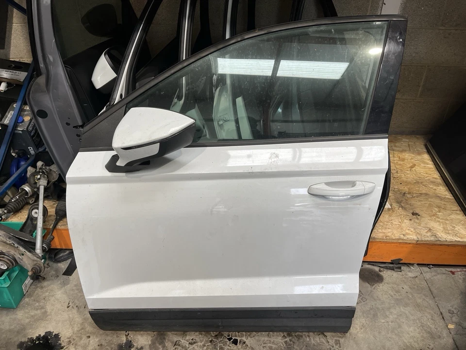2016- SEAT ATECA PASSENGER FRONT DOOR COMPLETE WITH WING MIRROR - Image 1 of 4