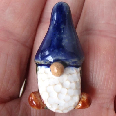 Botón Gnomo Favor 1 1/4" Esculpido a Mano Arcilla de Gres MBS 2023 por Lisa Wilson Foto 1 de 4