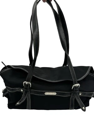 Bolso de mano Kenneth Cole Reaction de nailon con barril negro con solapa plegable Foto 1 de 4