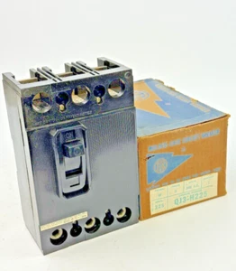 ITE - QJ3-H225 - MOLDED CASE CIRCUIT BREAKER - 3 POLE, 240 VAC, 225 A - NEW - Picture 1 of 9