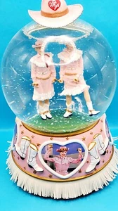 De colección. Globo de agua musical I Love Lucy "Lucy & Ethel Rodeo" - Imagen 1 de 10