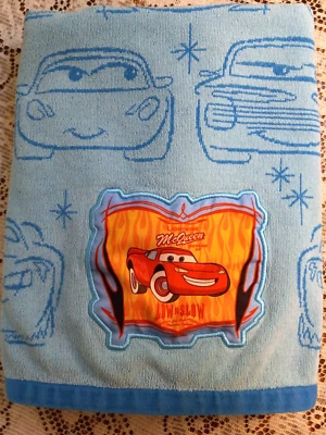 Toalha de praia Disney carros relâmpago McQueen baixo e lento algodão 30 x 56 azul - Imagem 1 de 4