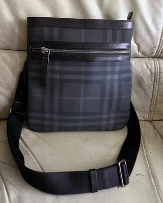 Auténtico bolso bandolera de cuero a cuadros de lona recubierta Burberry para hombre Foto 1 de 4