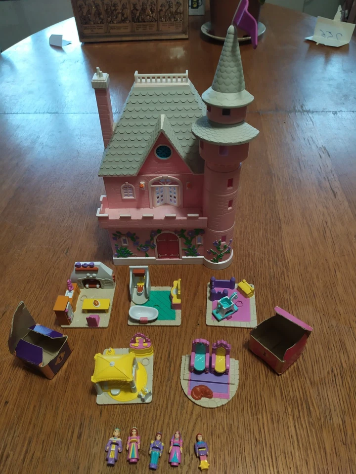 Petit Château Avec Mobilier Et Personnages ( Genre Polly Pocket ) - Photo 1/4