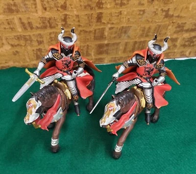 Lote de 4 2006 Papo Fantasía Medieval (2) Caballos (2) Jinetes Figura Grifo Negro Foto 1 de 4