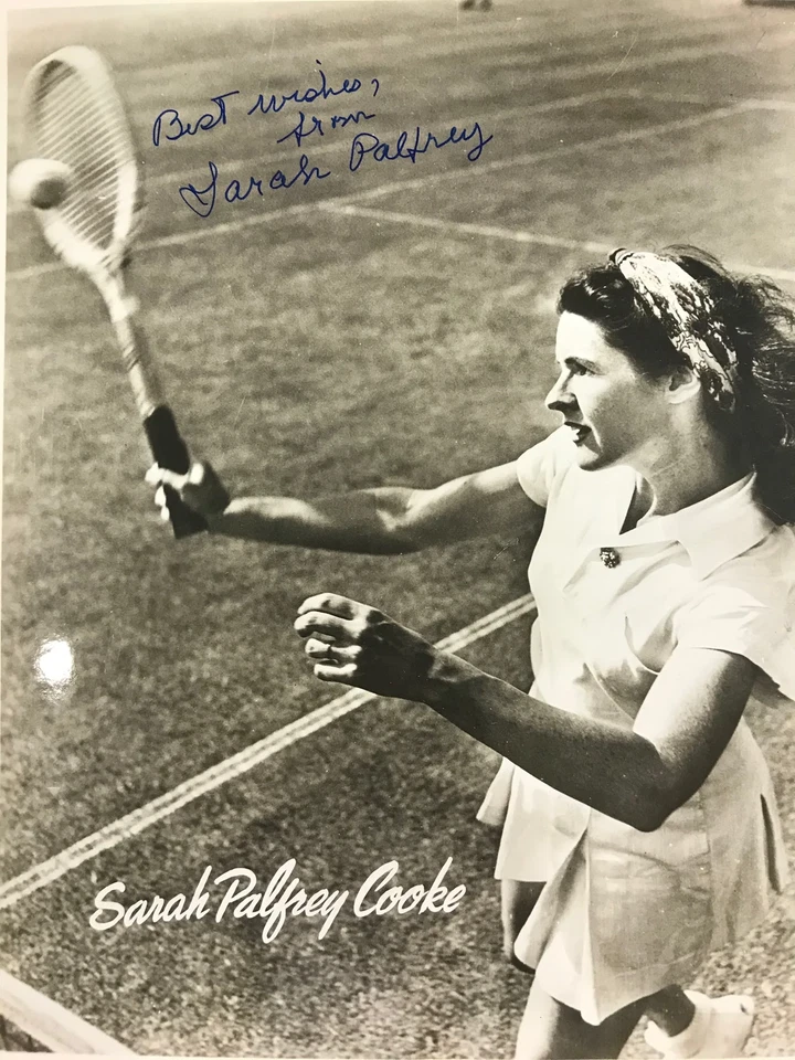 Foto de tenis autografiada por Sarah Palfrey en blanco y negro 8x10 Foto 1 de 1