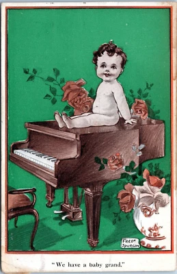 Postal de saludos de 1915 - Tenemos un bebé abuelo - Bebé, piano - artista Fred Spurgin Foto 1 de 2