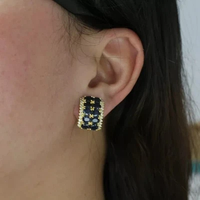 Aretes tipo argolla Huggie redondos de zafiro azul simulado de 2 quilates enchapados en oro amarillo de 14 quilates Foto 1 de 4