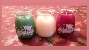 SÜSSE KLEINE KERZENGLÄSER MERRY N BRITE UND WEIHNACHTEN LKW Handarbeit Sojawachs - Bild 1 von 3