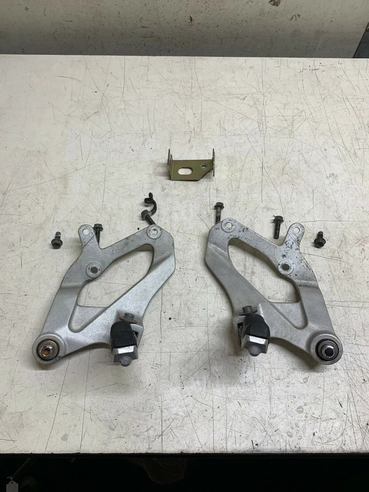 Clavijas de pasajero OEM con soportes para Suzuki GSXR1100W de 1995 a 98 Foto 1 de 3