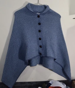 Aran Sweater Market Merinowolle Poncho Pullover Cape blau Chevron Knöpfe Irland - Bild 1 von 8