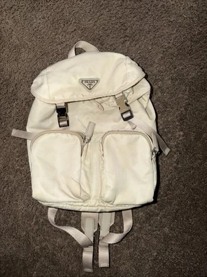 Mochila pequena de náilon vintage PRADA bege com ferragens prata 164 - Imagem 1 de 4