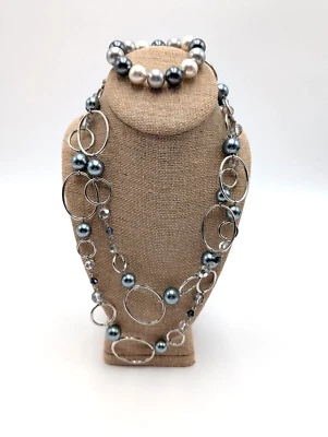 Juego de collar y pulsera 42" Lia Sophia tono plata con perlas sintéticas grises y plateadas Foto 1 de 4