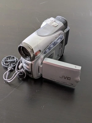 Videocamera JVC Mini-DV GR-D244U ha batteria - senza caricatore - non testata - Immagine 1 di 4