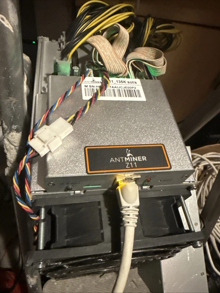 Bitmain Antminer Z11 ASIC Miner (135K Sol/s) Zcash ZEC ARRR Equihash mit PSU - Bild 1 von 1