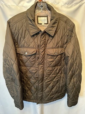 Cole Haan Signature Hombre Mediano Diamante Acolchado Cremallera Broches Sherpa Verde Oliva Foto 1 de 4