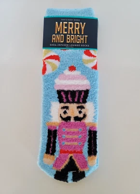 Calcetines de salón con infusión de karité Bath & Body Works Feliz y brillante Cascanueces Navidad Foto 1 de 4